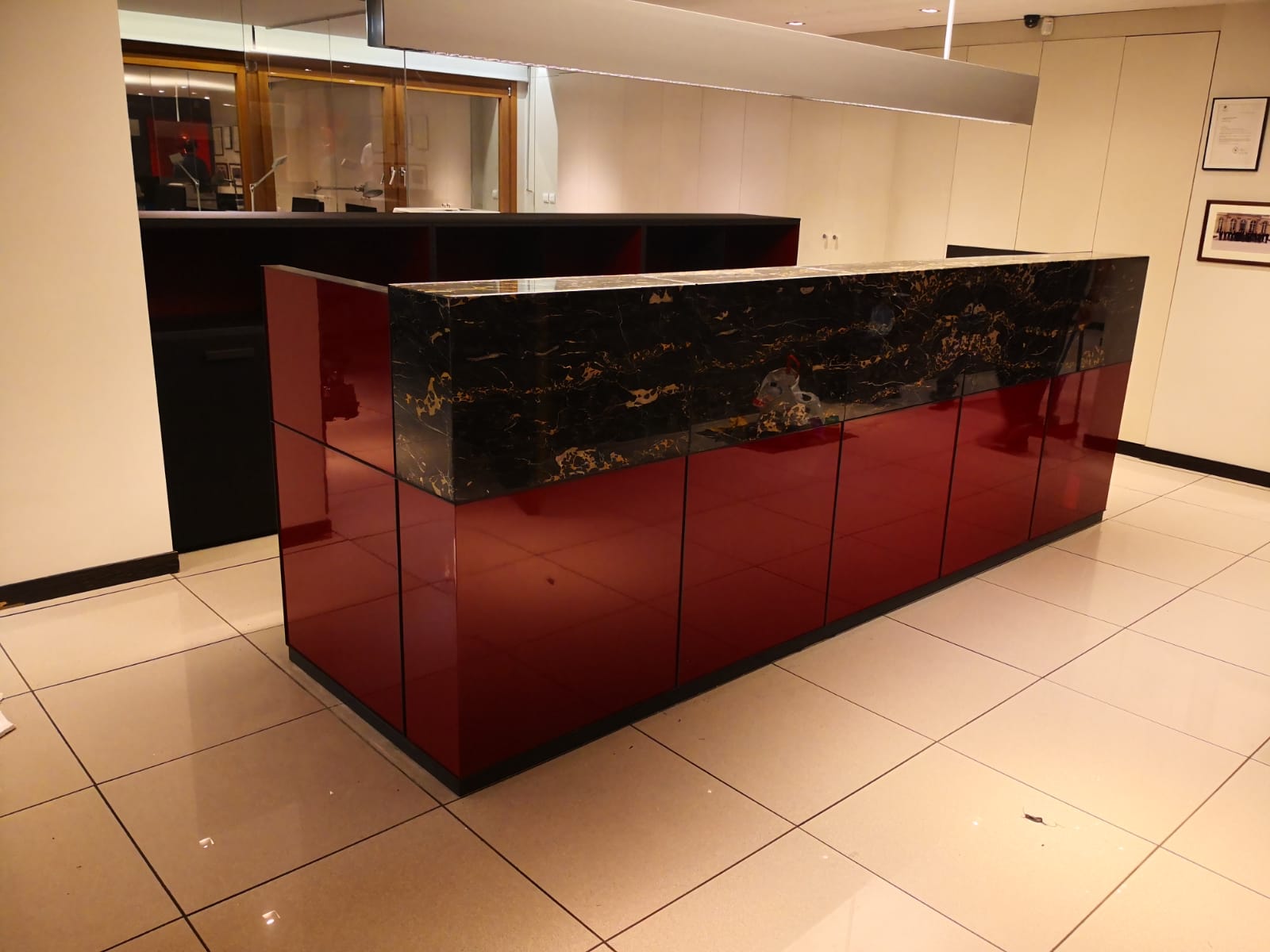 Mobiliario de recepción de la notaría en Andorra